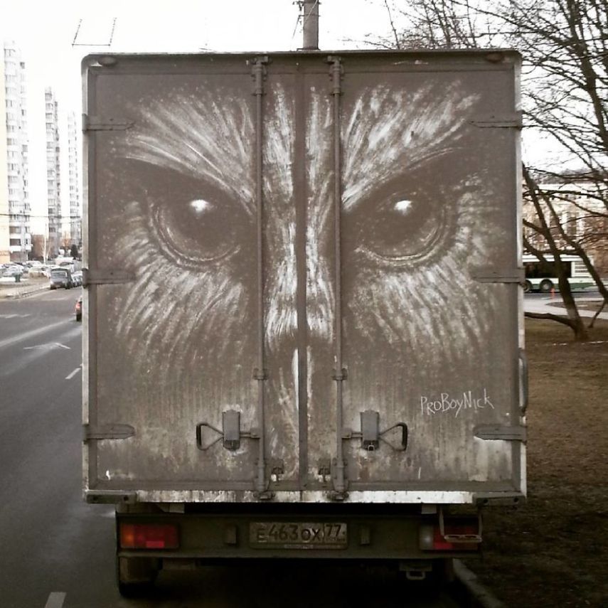 Nikita Golubev transforma a sujeira de automóveis em obras de arte nas ruas de Moscou