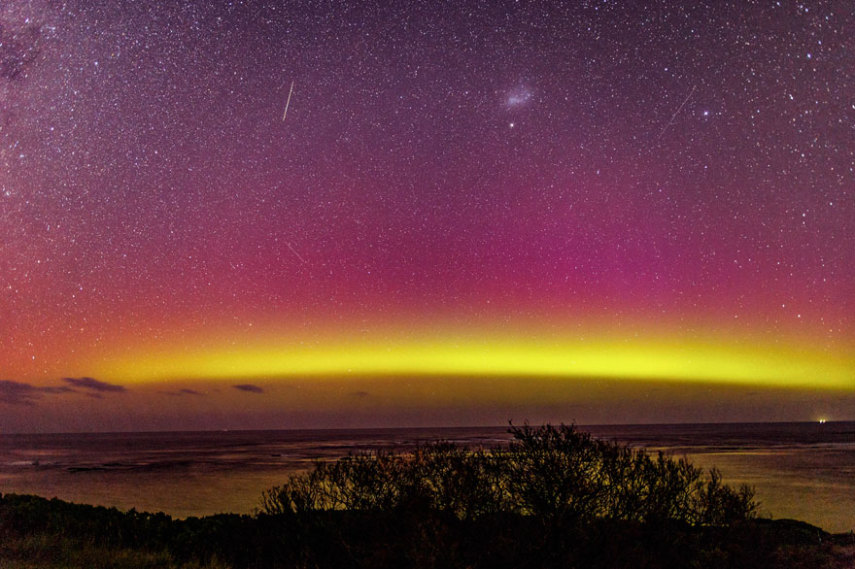 A beleza das cores dessa aurora foi vista no iluminado céu da Austrália e Philip Dubbin conseguiu fazer um timelapse lindo deste momento.