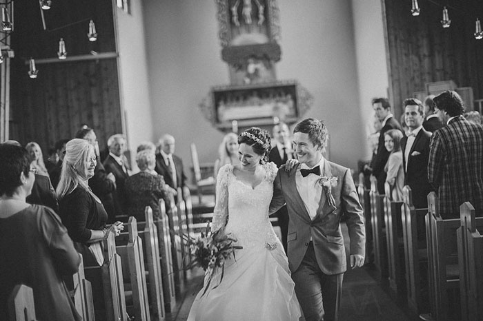 O fotógrafo e noivo Eirik Halvorsen decidiu mostrar diferenças entre fotógrafos profissionais e as fotos que seus convidados tiram em casamentos