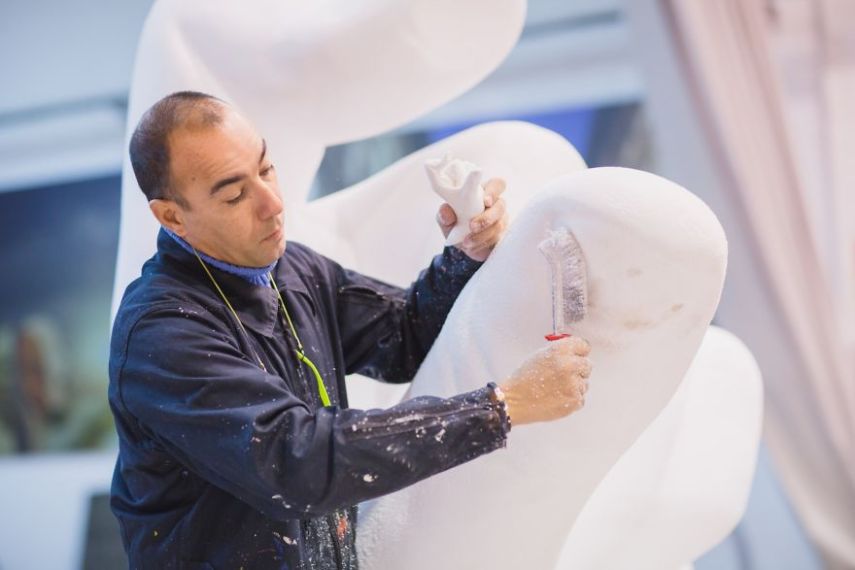 O artista italiano Lorenzo Quinn construiu uma escultura monumental para a Bienal de Arte de Veneza 2017 para chamar a atenção para o aquecimento global
