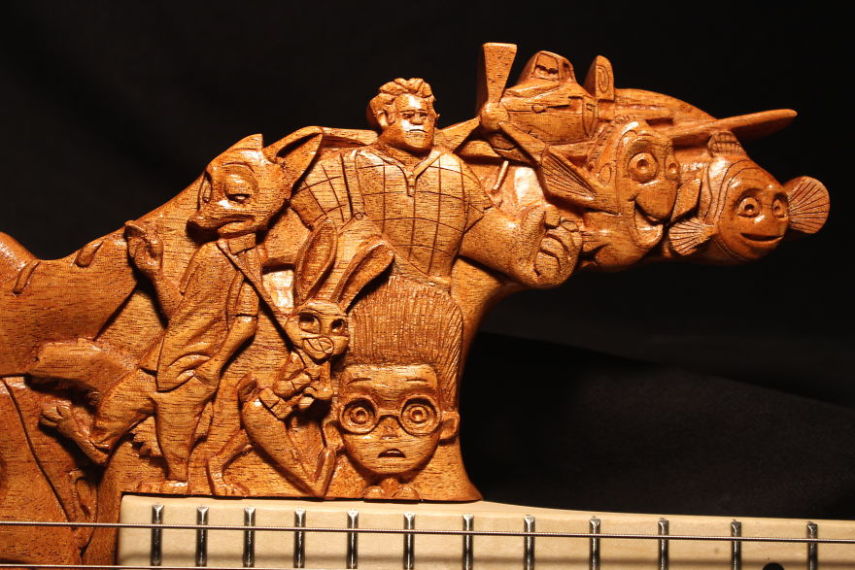 O artista Dan Lefebvre é especialista em esculturas de madeira e teve como seu novo desafio fazer uma guitarra. Ele decidiu fazer um instrumento que representasse todos os filmes feitos pela Pixar