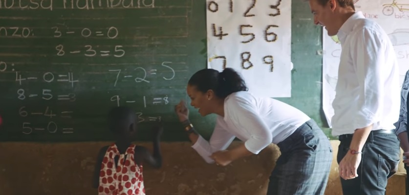 Rihanna ensina matemática no Malawi 