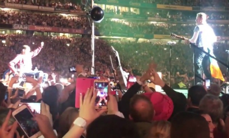 Fã do Coldplay foi erguido em frente ao palco