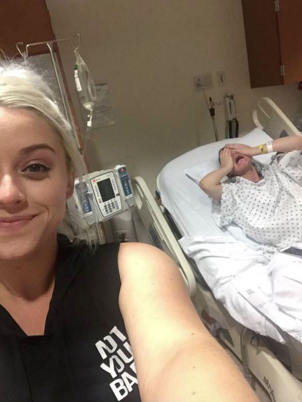 Jovem faz selfie e flagra irmã em trabalho de parto