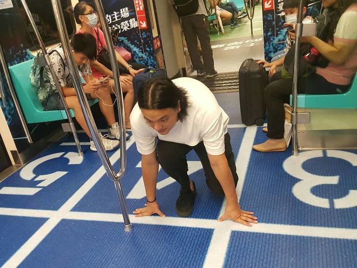 Metrô de Taipei ganha decoração com simulações realistas de locais esportivos