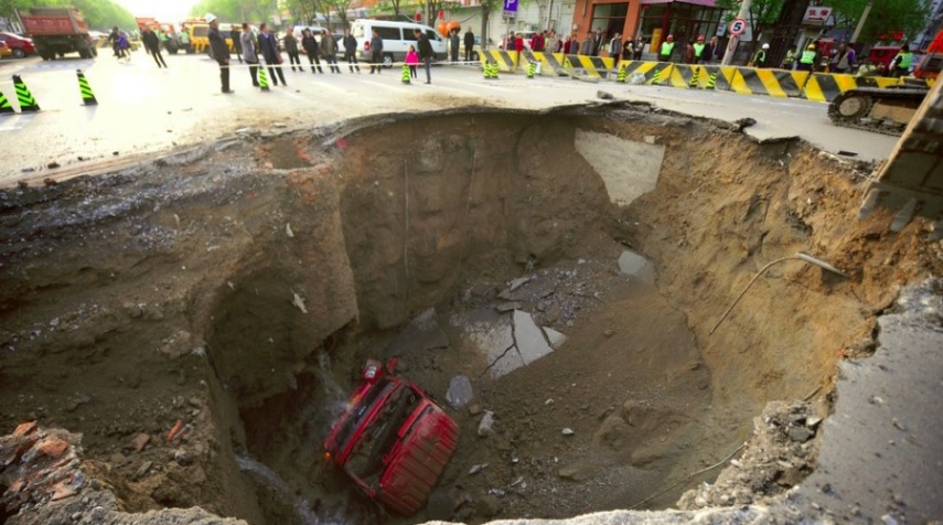 Cratera onde rapaz caiu em Guangxi, na China