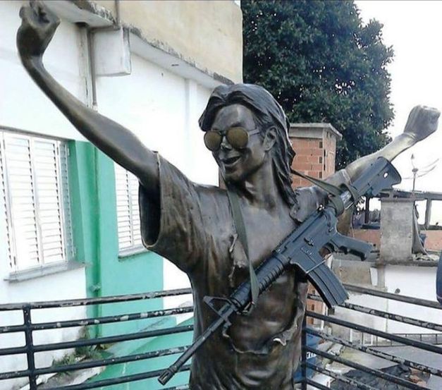 Bandidos penduram fuzil em estátua de  Michael Jackson em morro no Rio