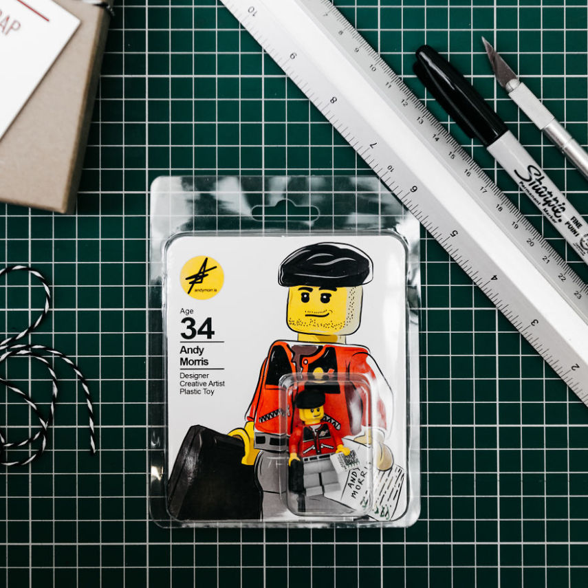 Andy Morris decidiu inovar e fazer um currículo que é um boneco de Lego. As informações sobre sua formação e habilidades vem descritas na embalagem e o boneco, obviamente, é a cara dele