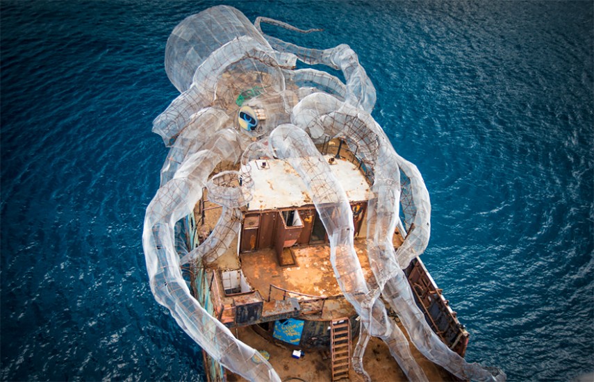 Uma escultura gigante de um Kraken foi afundada junto com um navio da Segunda Guerra Mundial, perto das Ilhas Virgens Britânicas, no Mar do Caribe, para criar um novo ecossistema de corais na região