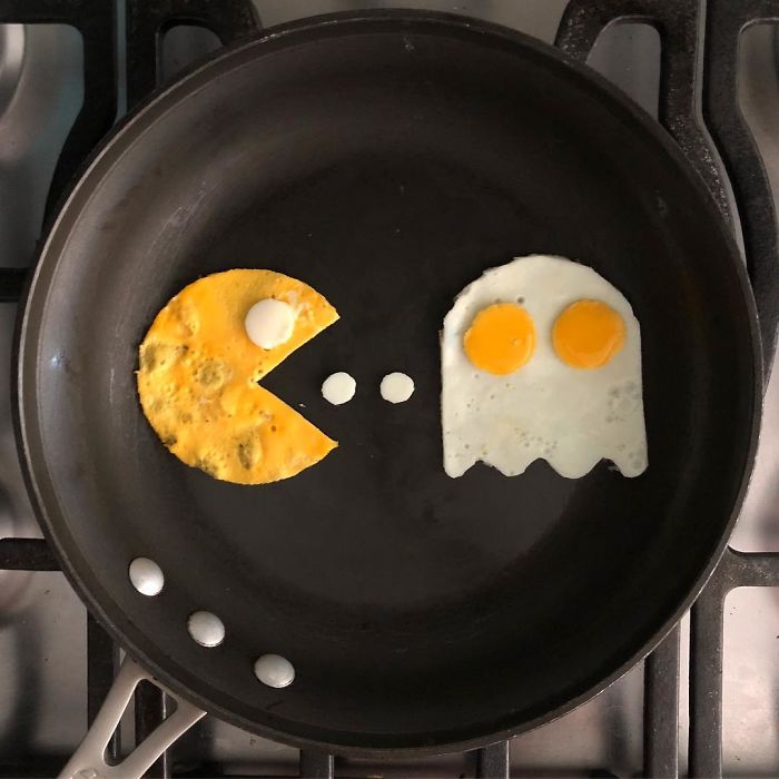 Michele Baldini é uma food artist mexicana e faz coisas incríveis com os ovos fritos que come todas as manhãs. Ela divide suas criações na conta @the_eggshibit no Instagram. 