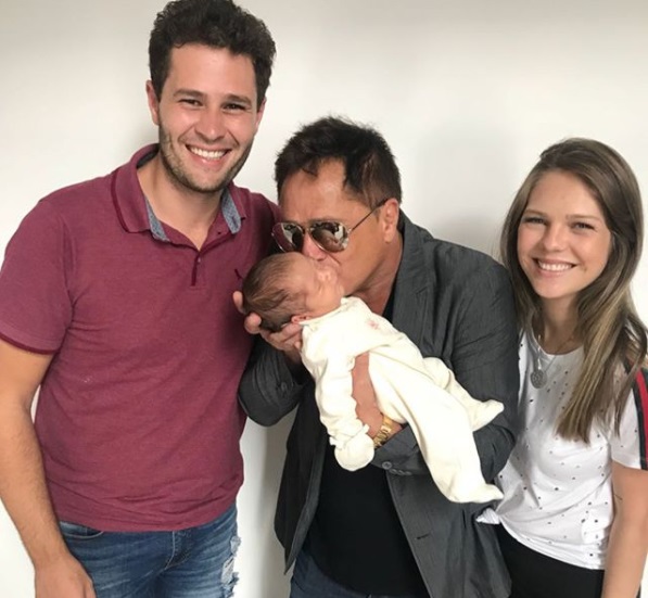 Leonardo posa com a  neta, o filho, Pedro Leonardo, e nora, Thaís
