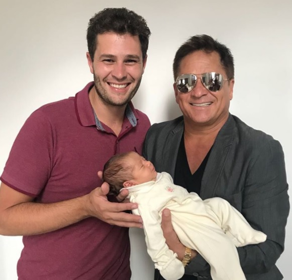 Leonardo posa coma  neta e o filho, Pedro Leonardo