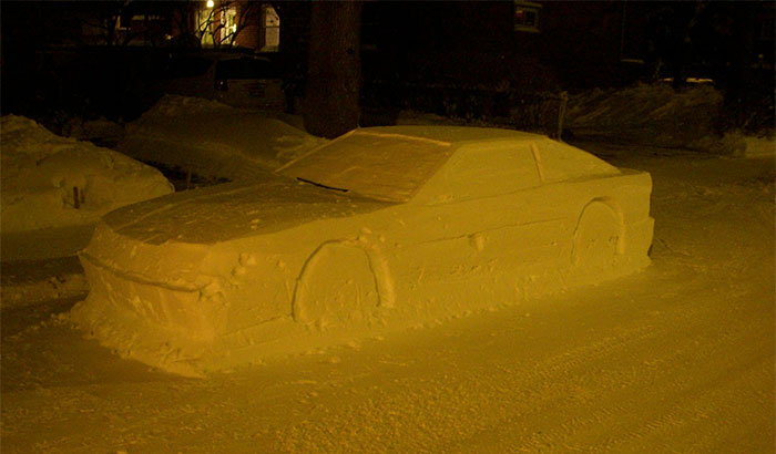 Policiais quiseram multar um carro, que, na verdade, era uma escultura de neve