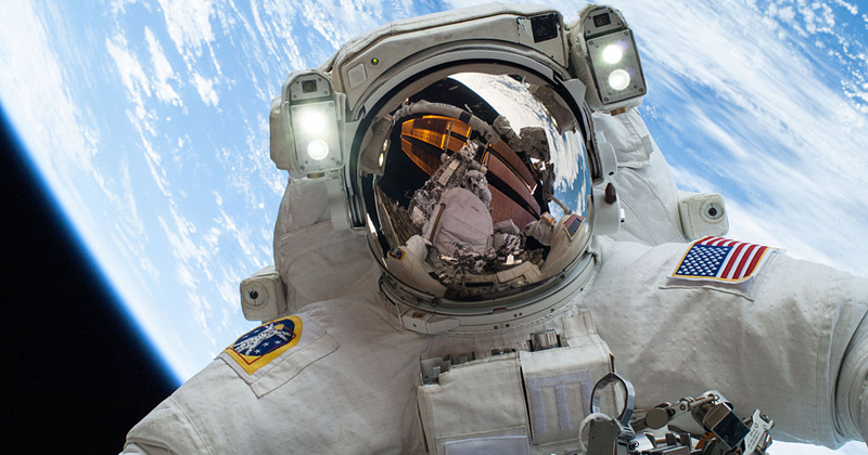 Astronauta em estação espacial