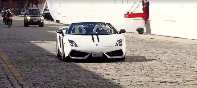 Roberto Carlos chega de Lamborghini