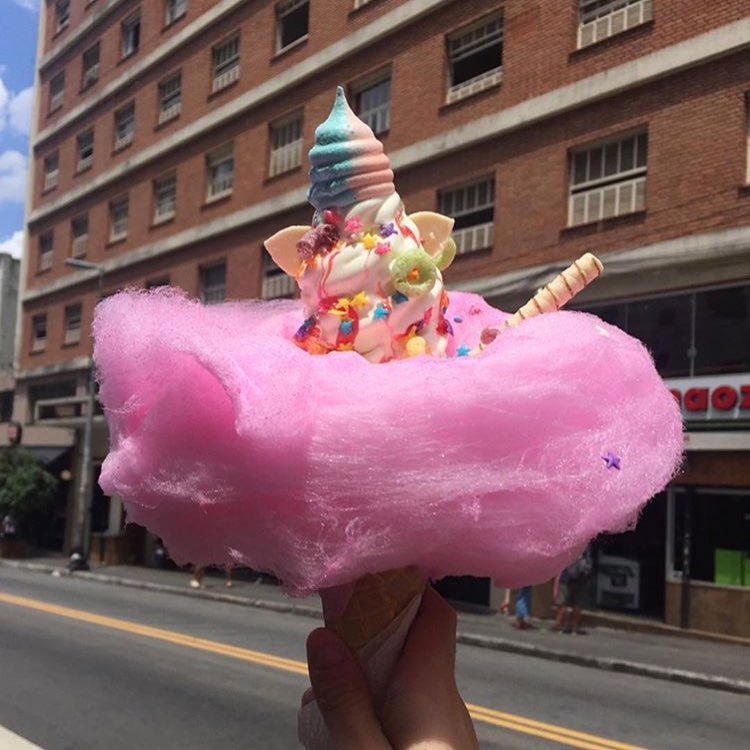  Em São Paulo, existe uma sorveteria incrível que une sorvete com uma verdadera nuvem de algodão doce.