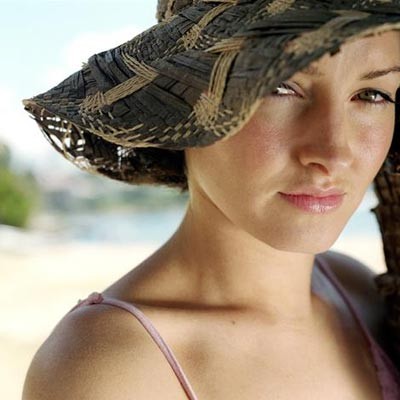 Uma das formas de proteger o rosto e os cabelos dos raios solares é usar um chapéu ou boné, principalmente em lugares descampados.
