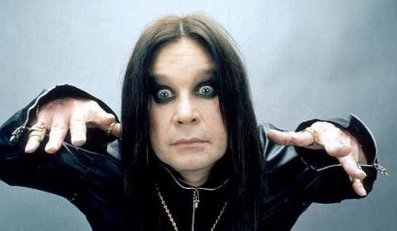 Ozzy Osbourne, ex-vocalista do Black Sabbath, é conhecido como Príncipe das Trevas, por morder morcegos em shows e desenvolver um visual demoníaco, usando uma maquiagem pesada, chegando a colocar até lentes de contato vermelhas. Chegaram até a chamar Ozzy de Anticristo! Mas é só aparência mesmo... <a href=