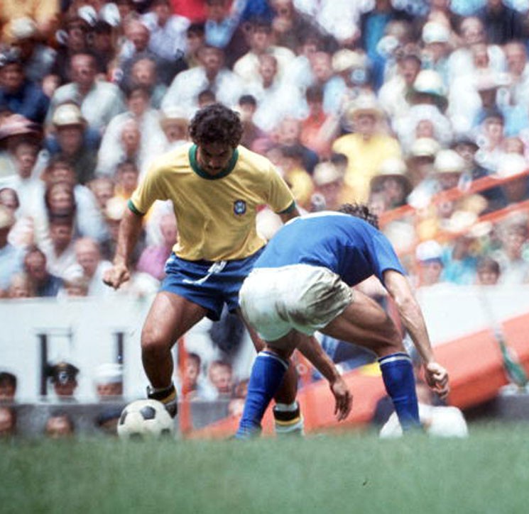 Rivellino dando o seu famoso elástico na final da Copa de 70, no México