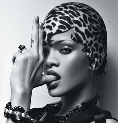 Nos editoriais, a cantora Rihanna não aparece com os looks mais comuns...