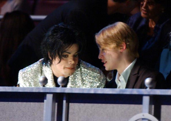 Macaulay Culkin ao lado do amigo Michael Jackson