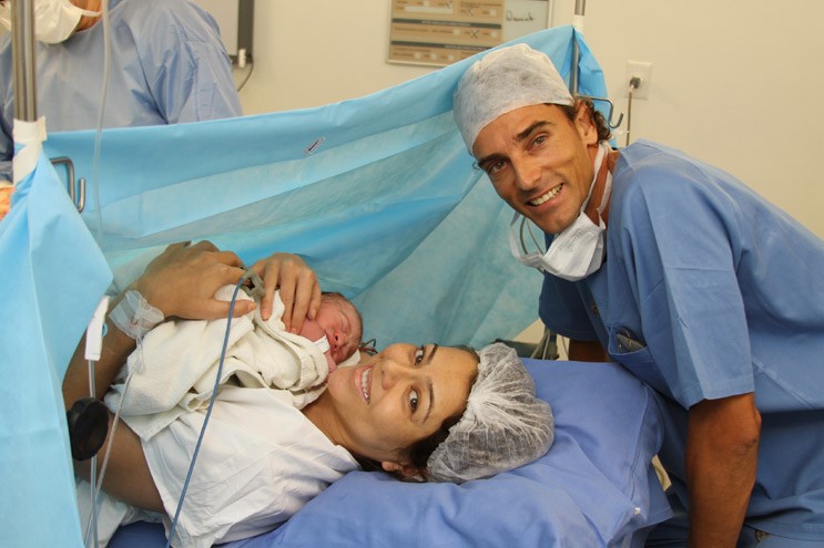 Leila dá à luz Lukas na presença do marido Emanuel