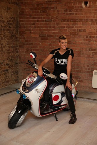 A super-modelo Agyness Deyn, com visual punk foi a escolhida para divulgar a scooter