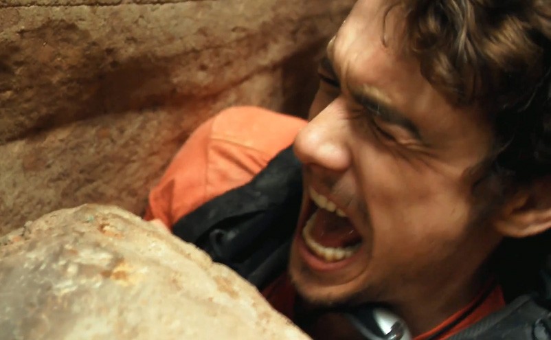 James Franco como o montanhista Aron Ralston, que precisou se mutilar para sobreviver, no filme 127 Horas