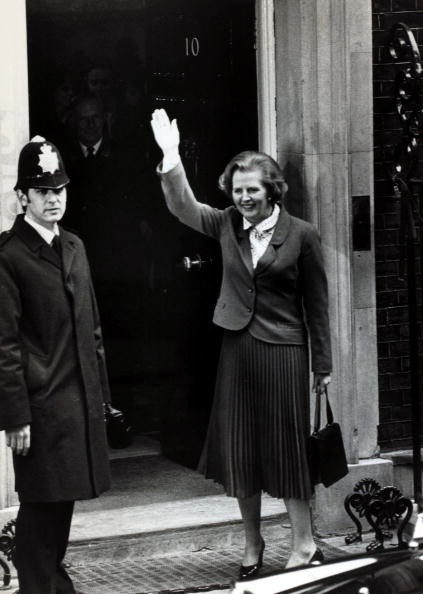 Margaret Thatcher em frente da 10 Downing Street, a casa dos primeiros-ministros, em 1979. Ela moraria por lá até 1990 e sua passagem pelo poder ficou conhecida como Era Thatcher
