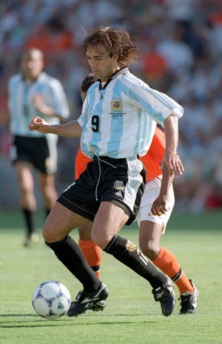 Com dois gols marcados na Copa das Confederações de 1992 (na época chamada de Copa Rei Fahd), o argentino Gabriel Batistuta dividiu a artilharia com o norte-americano Bruce Murray