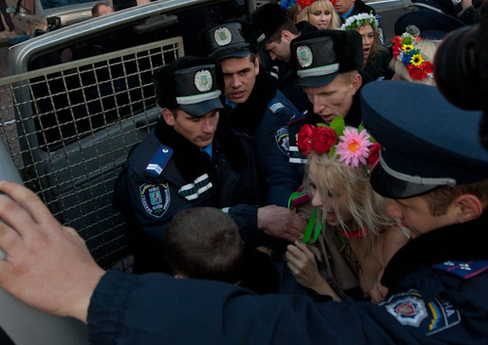Líder do movimento FEMEN, Anna Gutsol é cercada por policiais durante manifestação de topless