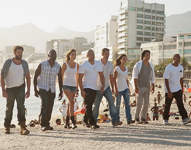 Parte do elenco de Velozes e Furiosos 5 no praia do Arpoador, no Rio de Janeiro