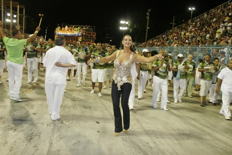 Rainha de bateria da Imperatriz Leopoldinense, Luiza Brunet esteve presente no ensaio da escola na Passarela do Samba