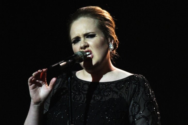 A cantora britânica <b>Adele</b> vai ser submetida a uma cirurgia na garganta para tentar resolver os problemas que desenvolveu nas cordas vocais. A cantora, de apenas 23 anos, cancelou todos os seus shows até 2012 para poder se recuperar