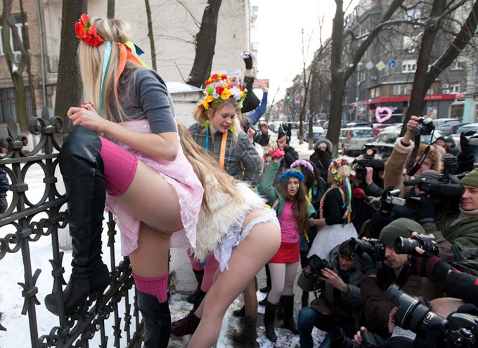 Ucranianas do movimento Femen mostram a bunda contra Berlusconi