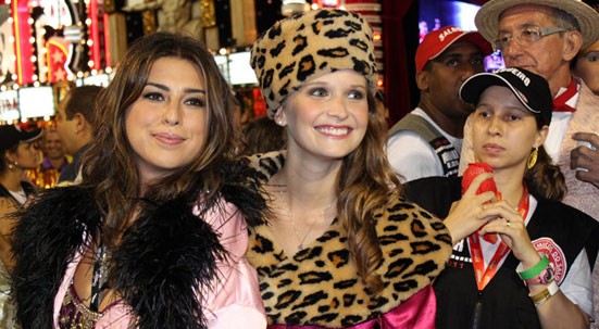 Fernanda Paes Leme e Fernanda Rodrigues curtem a última noite de carnaval no Rio de Janeiro