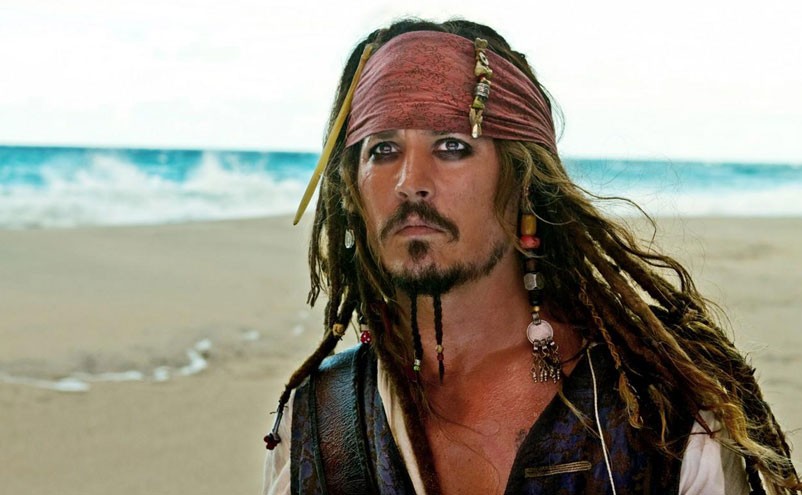 Jack Sparrow (Johnny Depp) em Piratas do Caribe: Navegando em Águas Misteriosas