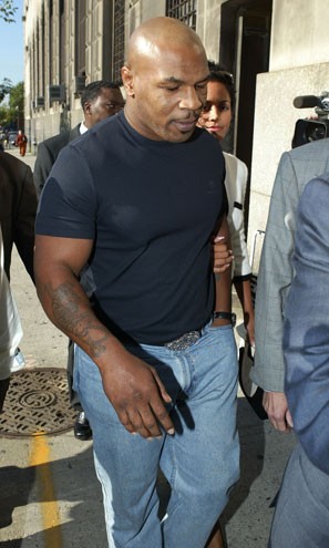 Em 1999, Mike Tyson é preso por agredir dois homens em uma discussão de trânsito. Como estava em liberdade condicional por uma acusação de estupro, o ex-boxeador teve que cumprir a pena na cadeia