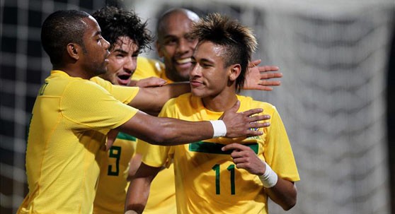 O tempo ia passando e Neymar ousava cada vez mais no seu corte de cabelo