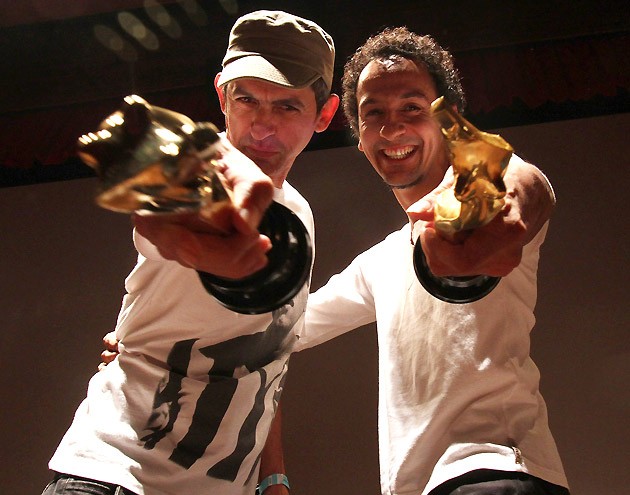 O diretor Claudio Assis e o ator Irandhyr Santos comemoram com seus troféus Menina de Ouro por Febre do Rato