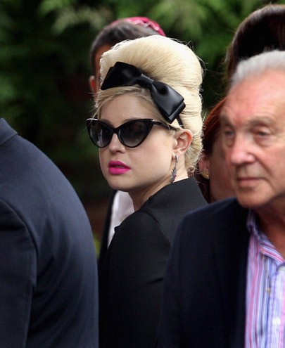 Kelly Osbourne comparece ao funeral da amiga Amy Winehouse