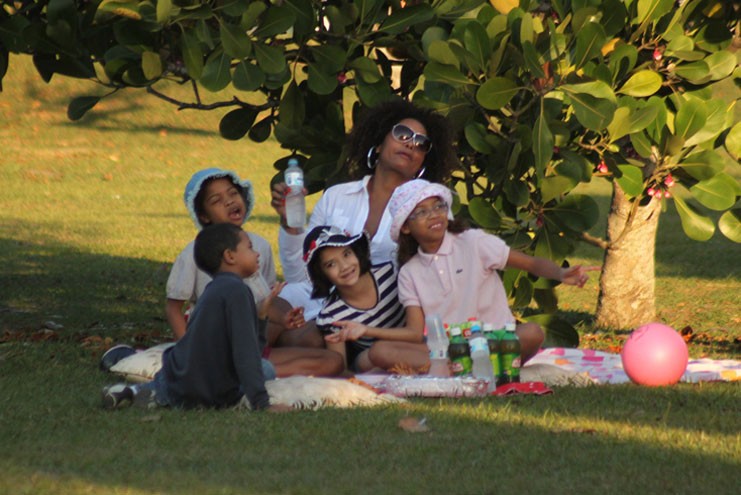 Adriana Bombom faz piquenique com suas filhas