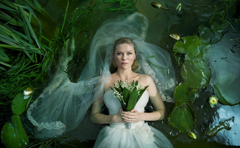Kirsten Dunst como Justine em foto promocional de Melancolia, de Lars von Trier. Imagem é referência à pintura Ophelia, de John Everett Millais