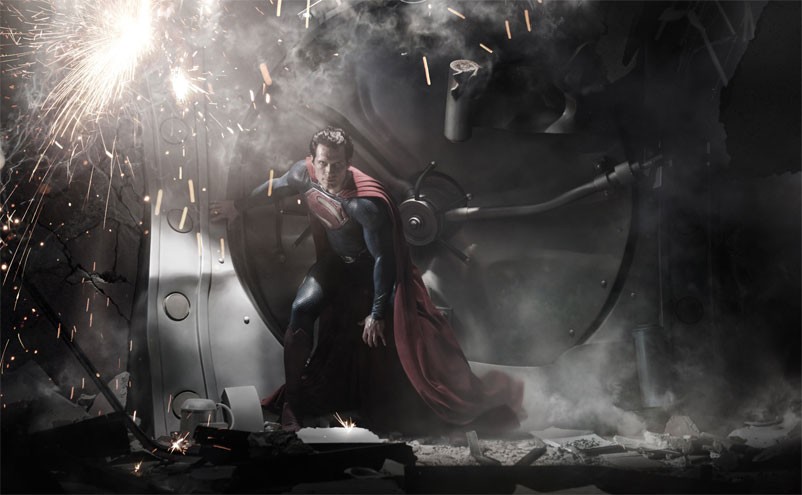 Henry Cavill como Superman na primeira foto oficial de Superman - O Homem de Aço