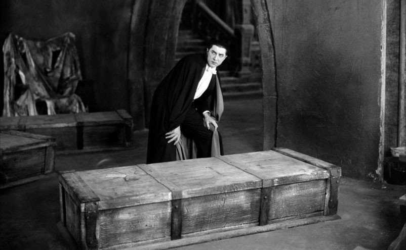 Em 1927, Bela Lugosi se apresentou mais de 200 vezes na Broadway no papel do conde romeno protagonista de Drácula. Mas nem por isso seu nome teria sido a primeira opção da Universal que, dizem, preferia o ator Lon Chaney, que morreu pouco antes das filmagens começarem. Seja qual for a verdade, o fato é que em 1931 Lugosi encarnou o personagem quase sem maquiagem e se aproveitando de sua voz grave e seu sotaque. Afinal, ele nasceu na região austro-húngara que mais tarde se tornaria justamente a Romênia.
