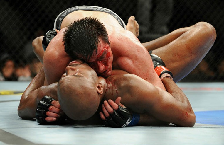 3-A primeira luta de cinturão dos médios contra Chael Sonnen, no UFC 117, colocou Spider no patamar de gênio, por conta da virada histórica