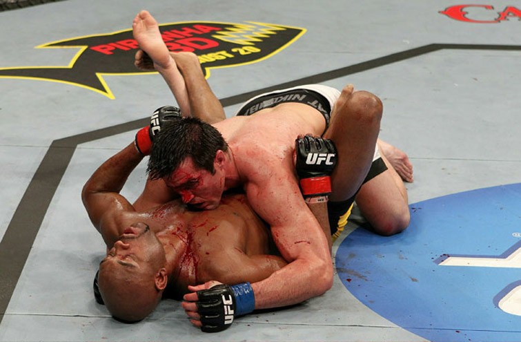 3-A primeira luta de cinturão dos médios contra Chael Sonnen, no UFC 117, colocou Spider no patamar de gênio, por conta da virada histórica
