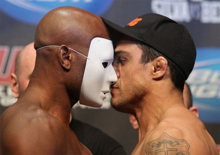 5-Polêmico desde sempre, Anderson Silva se destacou na encarada ao usar uma máscara para provocar Belfort