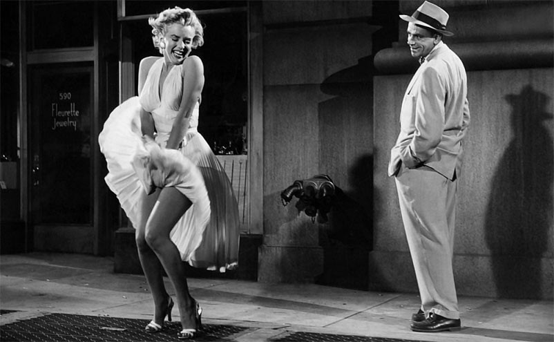 O Pecado Mora ao Lado (1955) - Ter Marilyn Monroe no elenco já transforma qualquer filme em clássico. Imagine então ter Marilyn Monroe com seu figurino mais famoso e em sua cena mais antológica: a da saia voando com o vento provocado pela passagem dos trens do metrô.