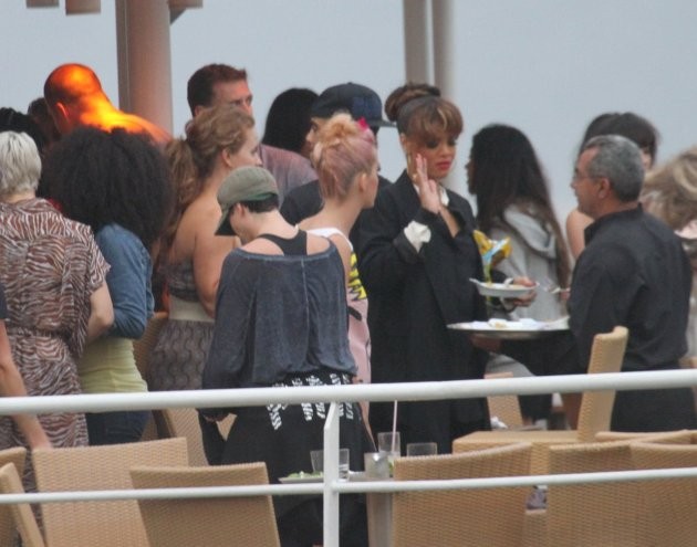 Rihanna dá festa em navio com presença de Katy Perry, após apresentação na primeira noite de Rock in Rio